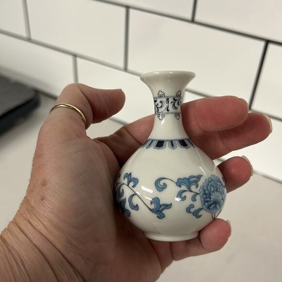 Vintage Made in Japan Tiny Porcelain Bud Vase Floral Asian Style - Picture 3 of 7